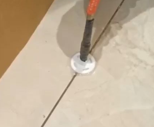 阳东瓷砖空鼓维修公司专业解答瓷砖在铺贴过程中，如果没有涂抹均匀到位的粘结材料（如水泥砂浆或瓷砖胶），可能会导致以下问题