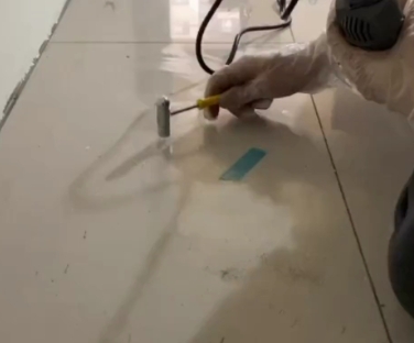 阳东瓷砖开裂维修公司专业分享瓷砖在铺贴前如果没有沥干水分，将会导致以下问题
